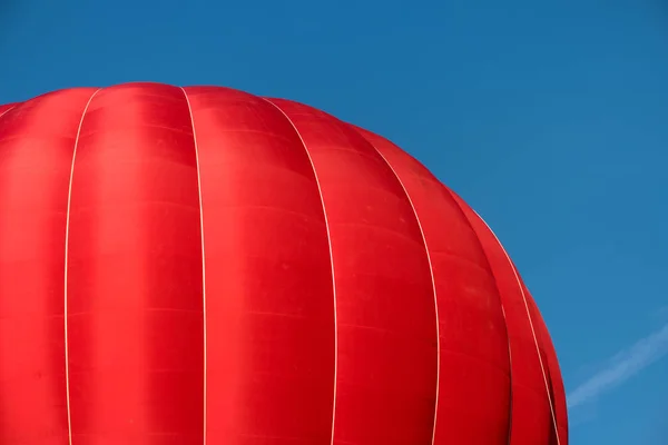 Detalj av en starta röd varmluftsballong — Stockfoto