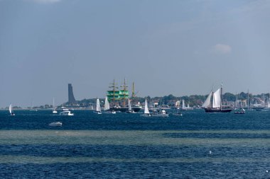 KIEL, GERMANY - 12 EYLÜL 2020: 2020 Kiel haftasının sonunda Kiel Fjord 'da bir rüzgar engelleyici geçit töreni yapıldı..