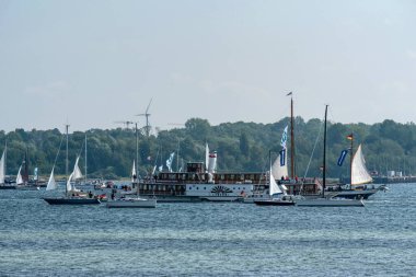 KIEL, GERMANY - 12 EYLÜL 2020: 2020 Kiel haftasının sonunda Kiel Fjord 'da bir rüzgar engelleyici geçit töreni yapıldı..