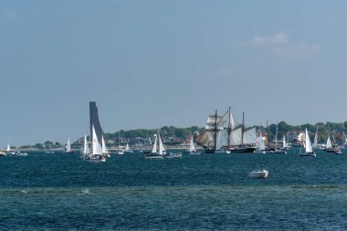 KIEL, GERMANY - 12 EYLÜL 2020: 2020 Kiel haftasının sonunda Kiel Fjord 'da bir rüzgar engelleyici geçit töreni yapıldı..