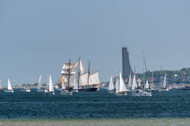 KIEL, GERMANY - 12 EYLÜL 2020: 2020 Kiel haftasının sonunda Kiel Fjord 'da bir rüzgar engelleyici geçit töreni yapıldı..