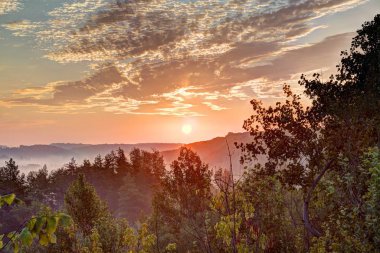 Sabah sisi ve gün doğumu.