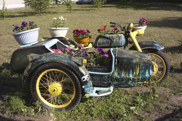 Motosiklet bahçıvan toprak işler için hazırdır.