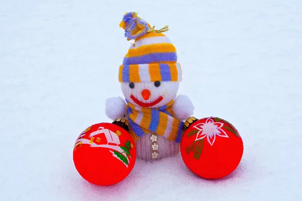 Yılbaşı kardan adam karda oyuncaklarla.