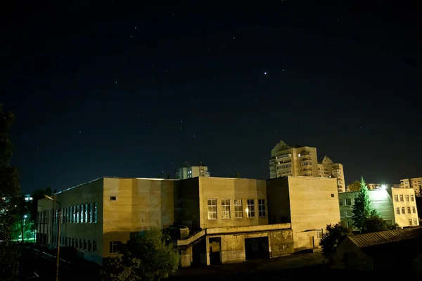 Yıldızlı gökyüzü gece şehirde.