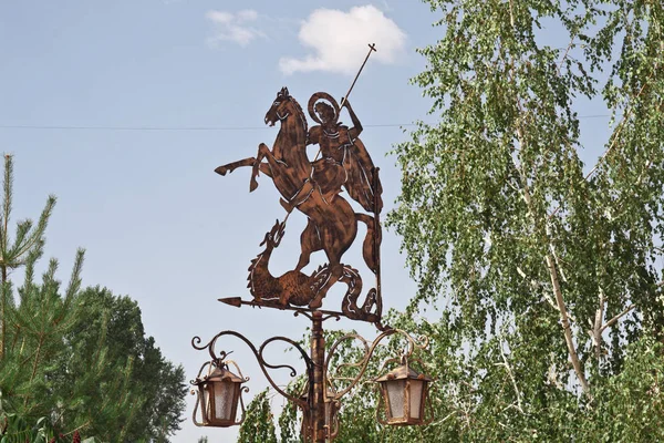 Bir aslan ve bir köprü ile Çeşme.