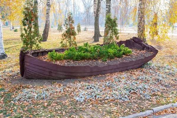 Sahilde küçük bir bahçesi kullanılan tekne.