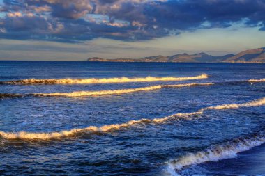 Tiren Denizi 'nin yaz sabahı Sahili.