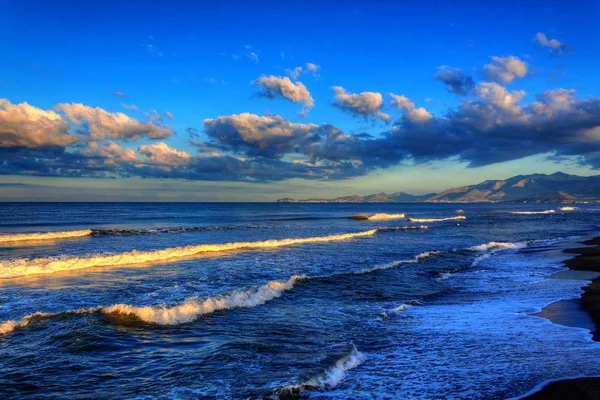 Tiren Denizi 'nin yaz sabahı Sahili.