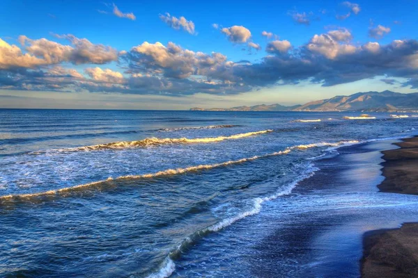 Tiren Denizi 'nin yaz sabahı Sahili.