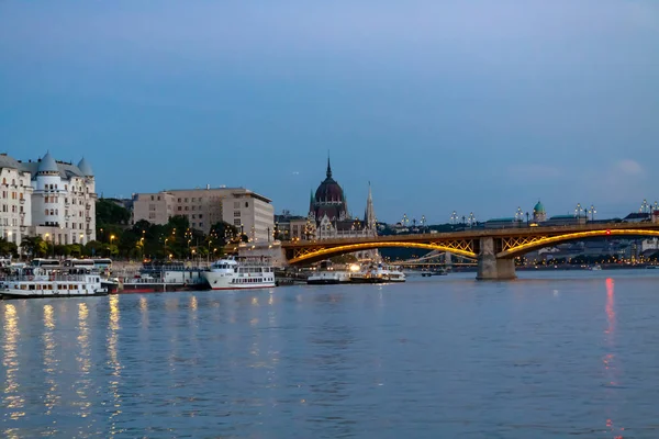 Gece Tuna Nehri üzerinde Budapeşte Petofi Köprüsü.