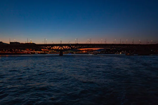 Gece Tuna Nehri üzerinde Budapeşte Petofi Köprüsü.