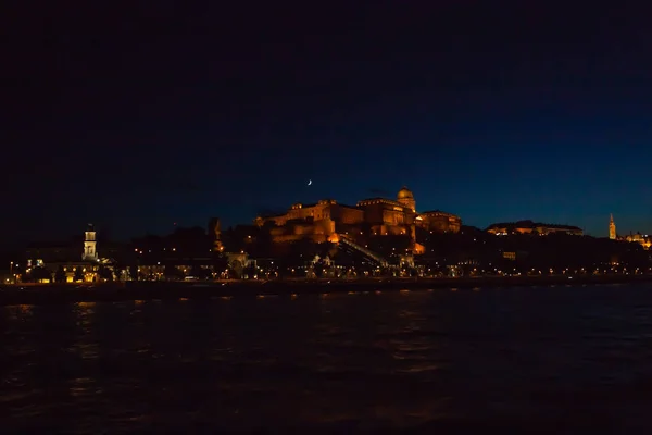 Budapeşte 'deki Kraliyet Sarayı gece Buda Kalesi' ni aradı..