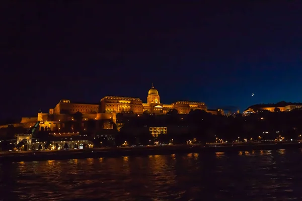 Budapeşte 'deki Kraliyet Sarayı gece Buda Kalesi' ni aradı..