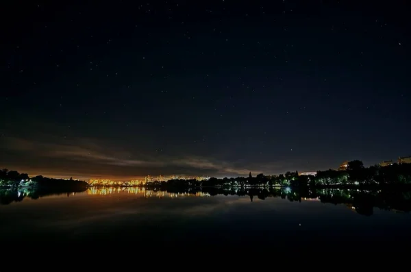 Lago Nella Città Notte Sotto Cielo Stellato — Foto Stock