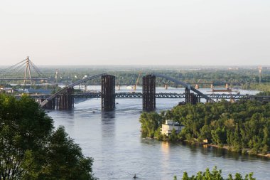Güneşli bir günde Kiev 'deki Dinyeper nehrinin manzarası