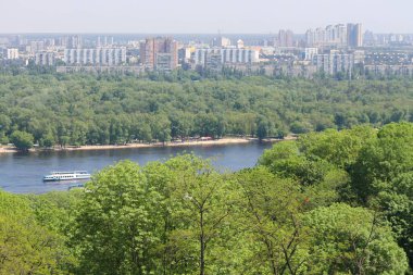 Güneşli bir günde Kiev 'deki Dinyeper nehrinin manzarası
