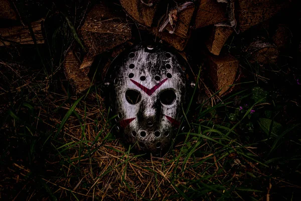 Jason Voorhees 'in maskesi yerde yatıyor.