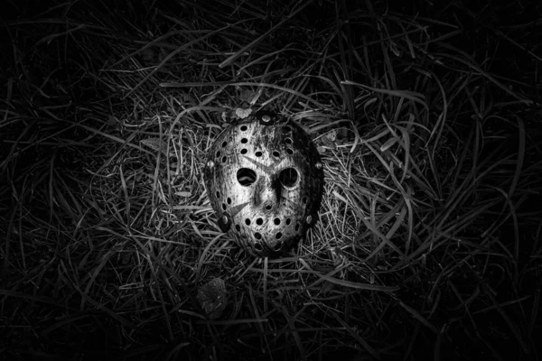 Jason Voorhees 'in maskesi BW' de yerde yatıyor.
