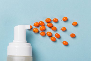 İlaç plastik şişe sprey ve deniz cehri mavi