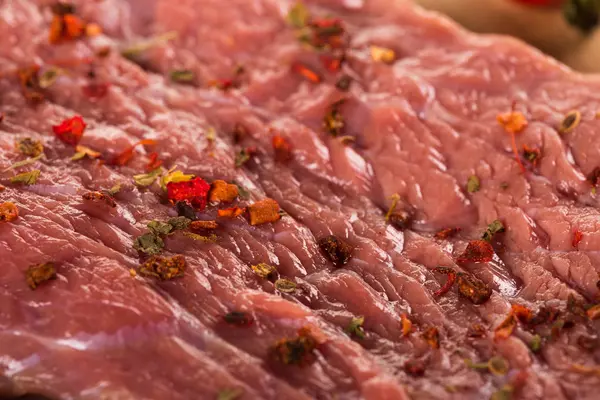 Baharat ve otlar closeup ile taze biftek