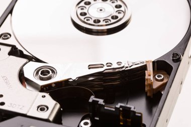 Açık bilgisayar sabit disk disk üzerinde beyaz