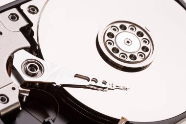 Açık bilgisayar sabit disk disk üzerinde beyaz