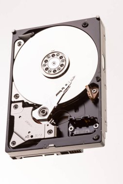 Açık bilgisayar sabit disk disk üzerinde beyaz
