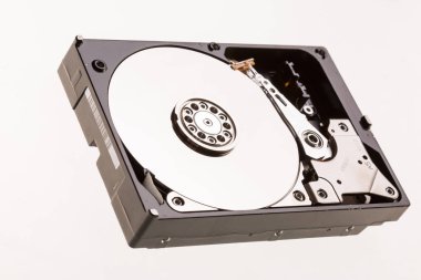 Açık bilgisayar sabit disk disk üzerinde beyaz