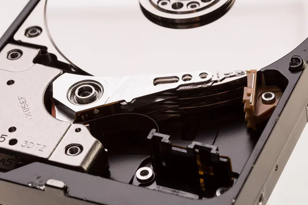 Açık bilgisayar sabit disk disk üzerinde beyaz