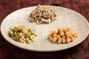 Tabakta filizlenmiş taneler. Vejetaryen sağlıklı gıda