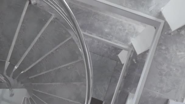 Nézd, a lépcsőn egy építkezésen — Stock videók
