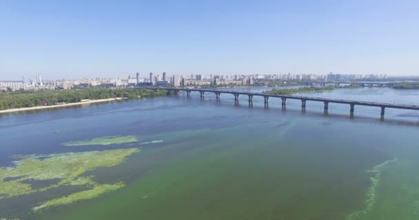 Dron tar bilder av den grønne elva og byen. – stockvideo