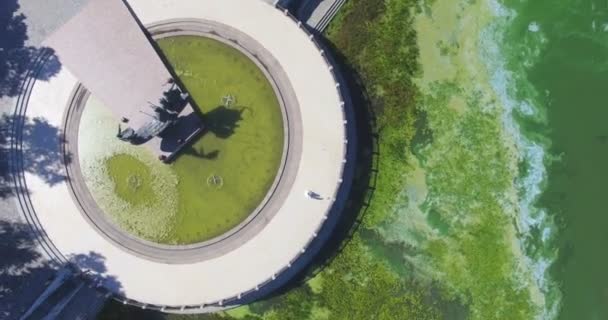 Dron neemt foto's van de groene rivier en de stad — Stockvideo