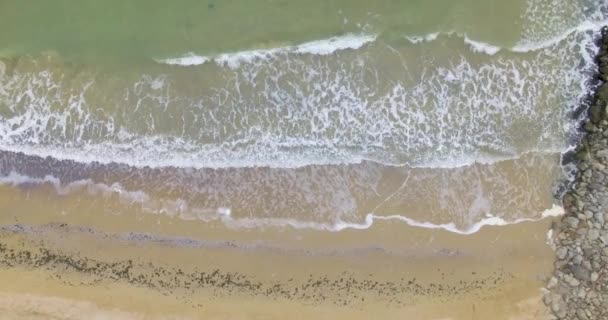 Tiro a la playa con vistas al mar — Vídeo de stock