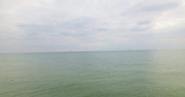 Съемка пляжа с видом на море — стоковое видео