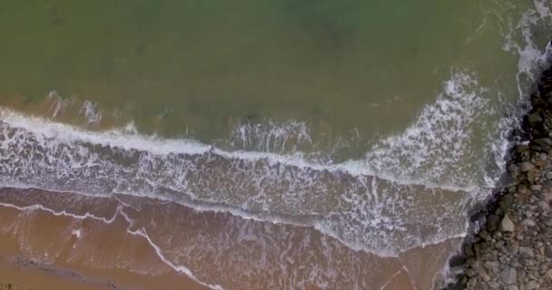 Schieten van het strand met uitzicht op zee — Stockvideo