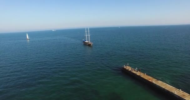Корабель пливе до порту — стокове відео