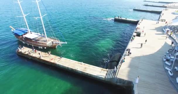 La nave si unisce al porto . — Video Stock