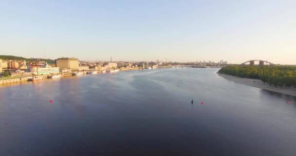 Blick von der Drohne auf die Brücke — Stockvideo