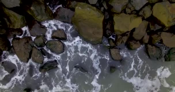 Lövés a strand, a tenger és a sziklák — Stock videók