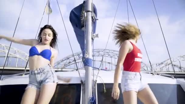 Two girls are dancing on a yacht — Stock Video
