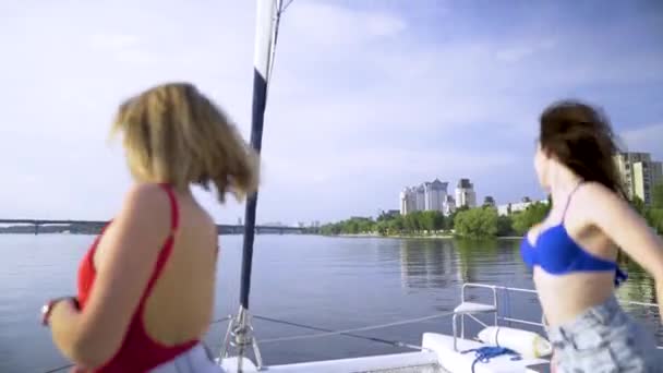 Två flickor dansar på en yacht — Stockvideo