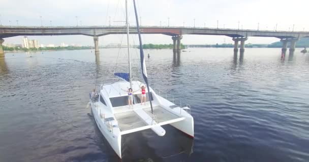 Dos chicas bailan en un yate — Vídeos de Stock