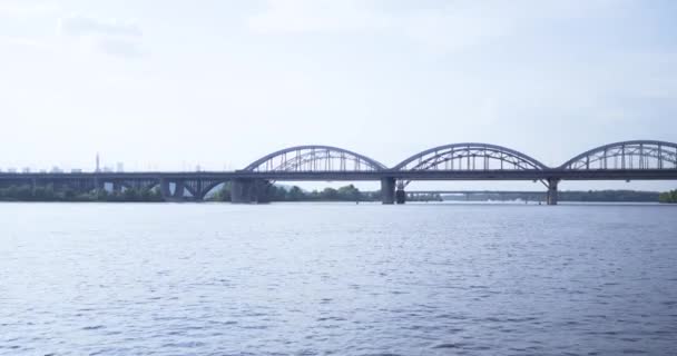 Schieten van een rivier met uitzicht op de brug — Stockvideo