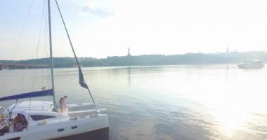 İki kız bir yatta dans ediyor