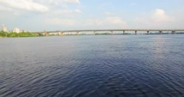Bir nehir Köprüsü'nün bir View çekim