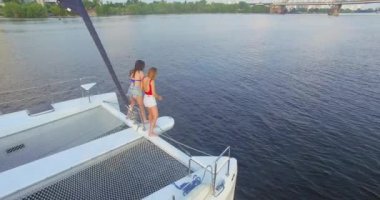 İki kız suya atlama vardır