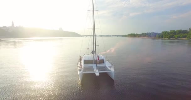 Deux filles dansent sur un yacht — Video