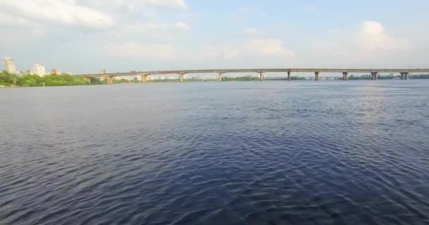 Schieten van een rivier met uitzicht op de brug — Stockvideo